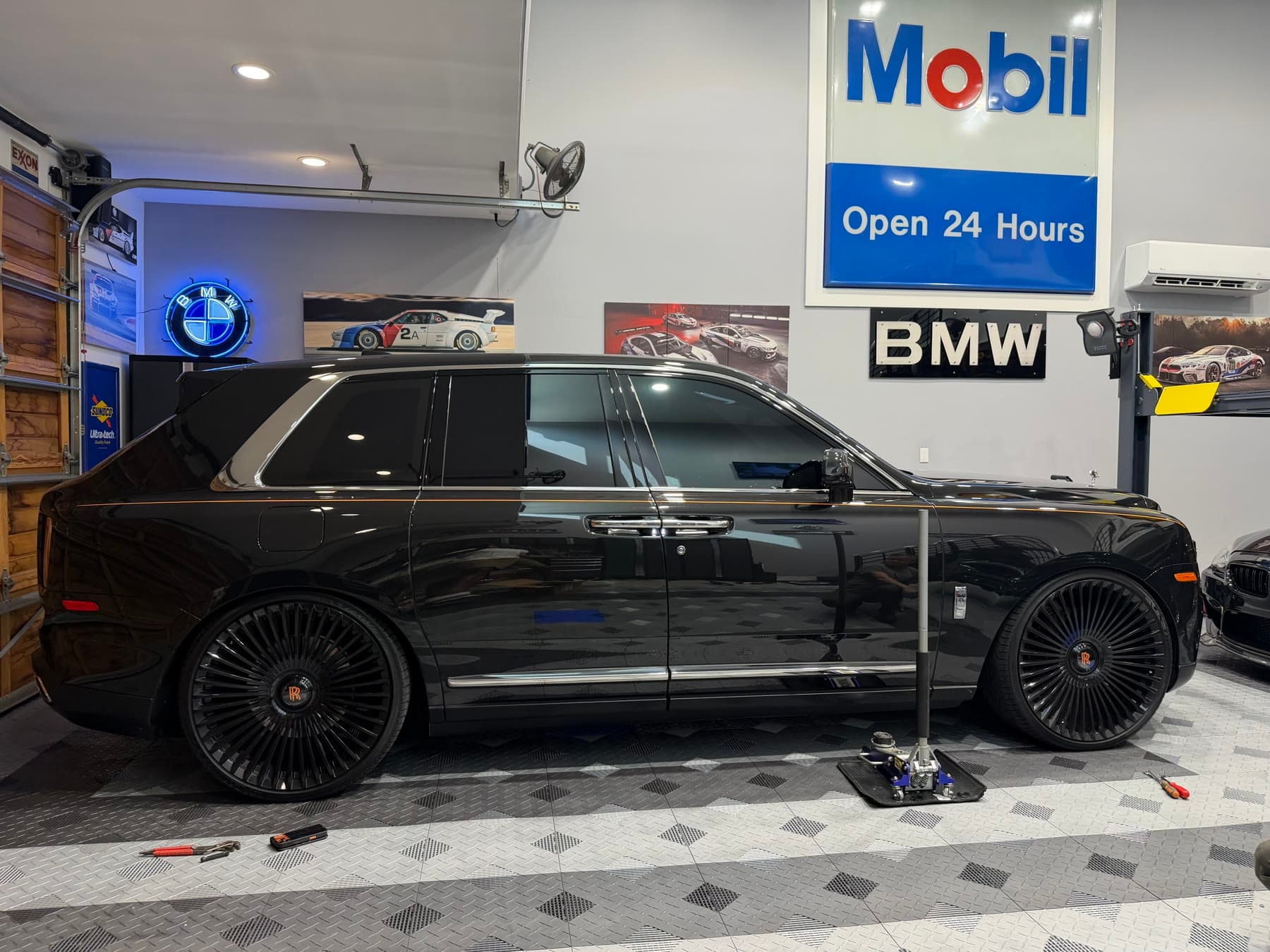 Lowered Rolls-Royce Cullinan with finished wheel setup